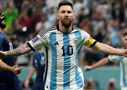 Lionel Messi Biography in Hindi - जीवन परिचय, रिकॉर्ड और उपलब्धियाँ