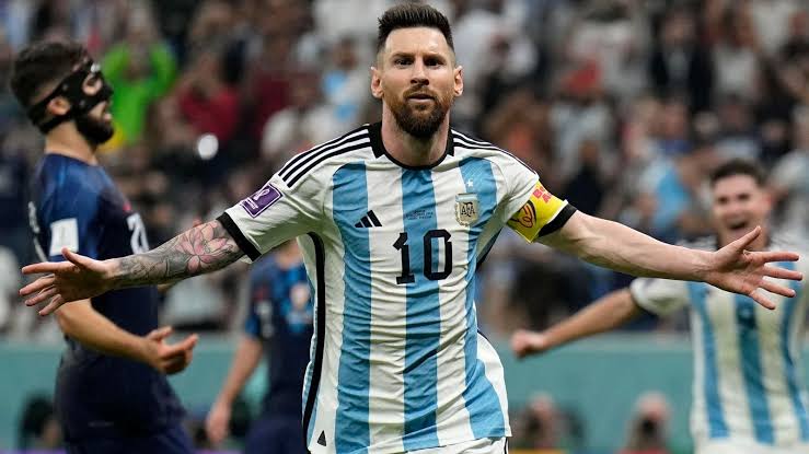 Lionel Messi Biography in Hindi - जीवन परिचय, रिकॉर्ड और उपलब्धियाँ